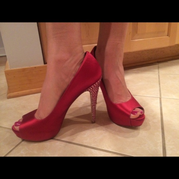 Never worn David tutera princess shoe dyed red! - Picture 2 of 4